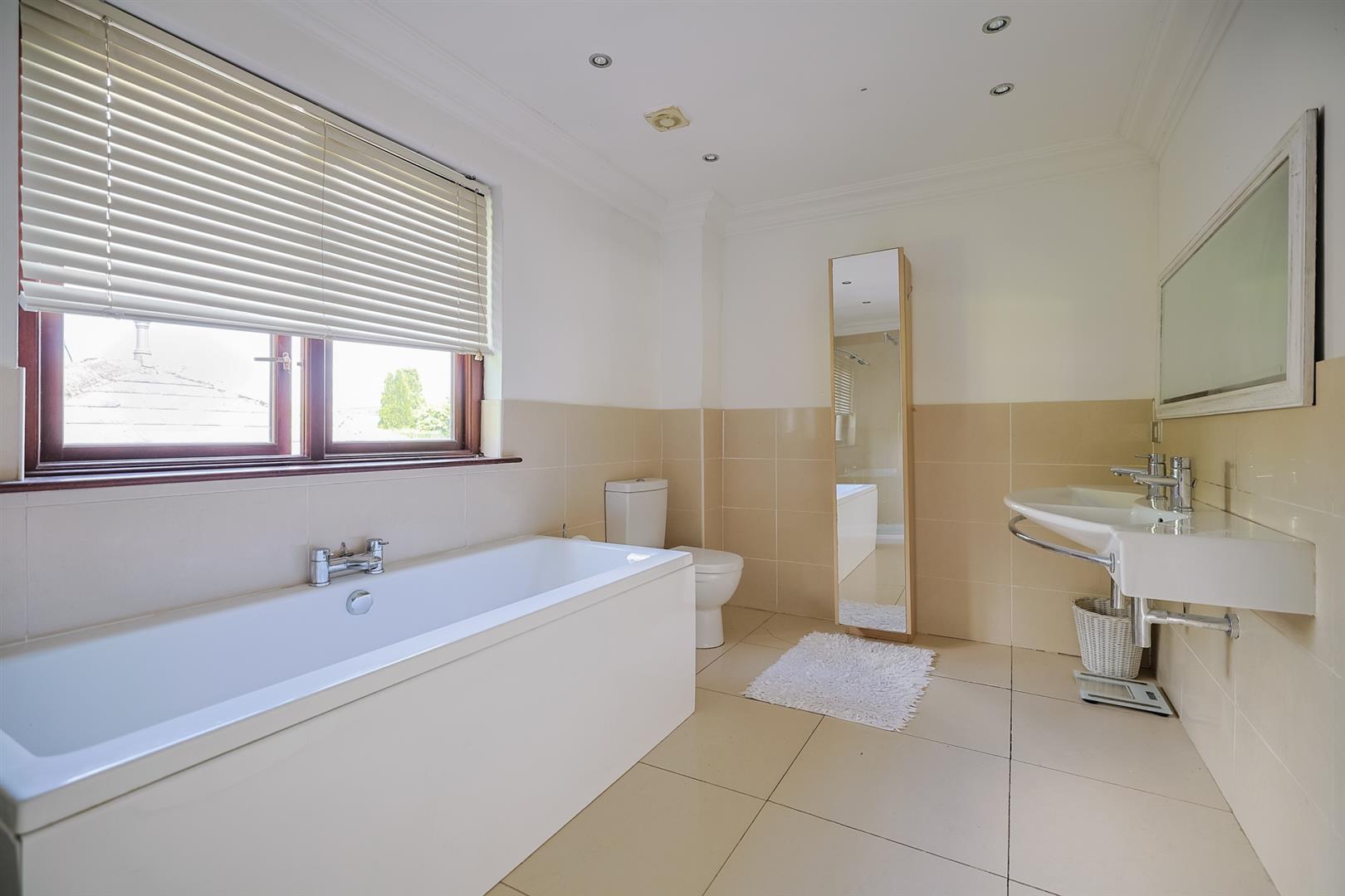 4 Palmyra Court, West Cross, Swansea, SA3 5TJ